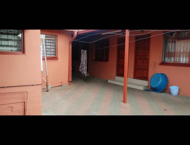 12 BEDROOM HOUSE FOR SALE IN SOSHANGUVE GG